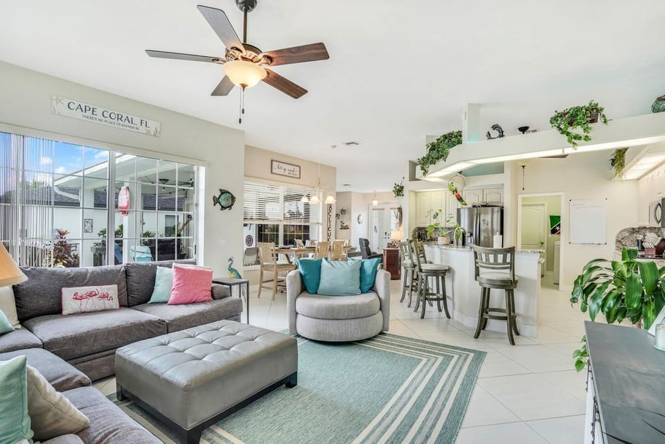 Open concept living room/Kitchen Dining Table for 6 