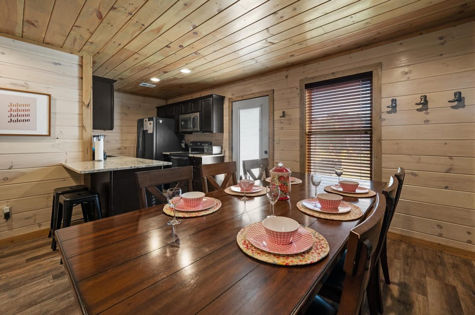 "We will stay here every time! Siobhan was amazing! The property was amazing! The location is amazing! We walked to the store/pizza place at the bottom of the hill at night. Can’t say enough great things!"