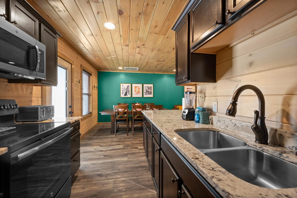 "Great cabin with proximity to Dollywood and the entrance to the Smokies. Every thing was as shown in the pictures. Siobhan was great and very attentive."