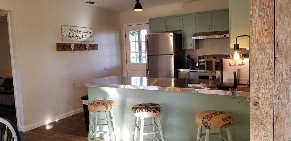 Fully-equipped kitchen with dining table for 6.