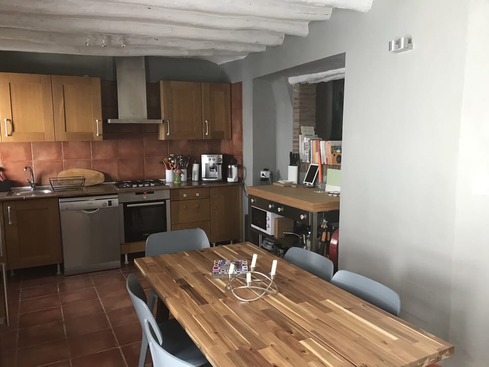 Fully kitted kitchen