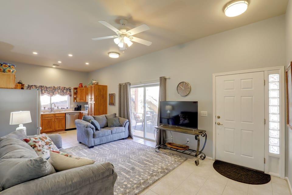 Living Room | Central A/C & Heating | Smart TV | Free WiFi