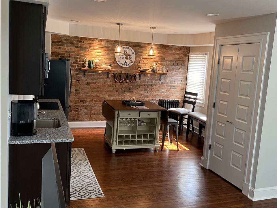 Kitchenette/Dining Area