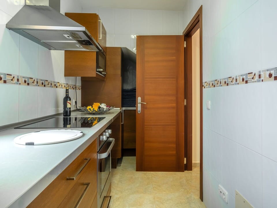 Sink, Cabinetry, Tap, Countertop, Plumbing Fixture, Building, Wood, Interior Design, Floor