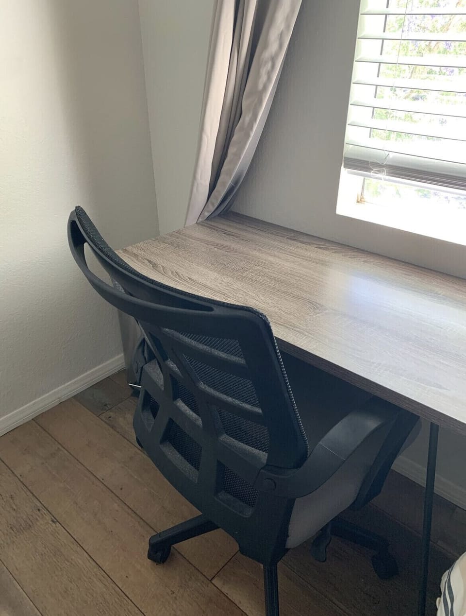 Desk & office chair in guest room

