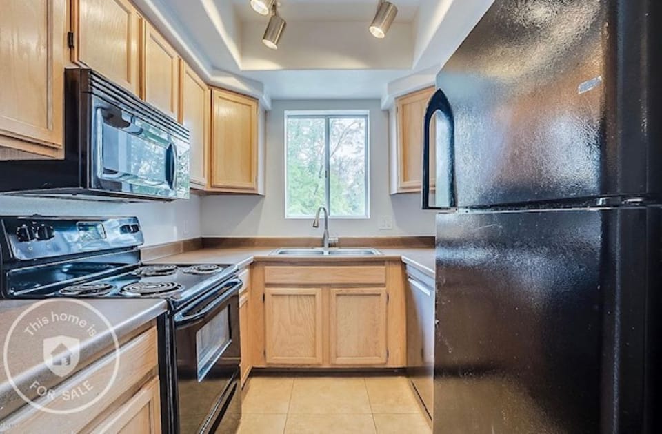 Fully equipped kitchen- oven/range, refrigerator, dishwasher, microwave, juicer
