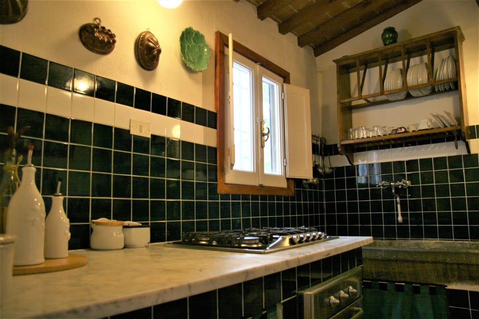 Countertop, Tile, Room, Property, Kitchen, Building, Interior Design, House, Architecture, Furniture