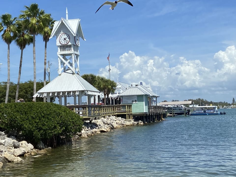 2 blocks to Bridge Street pier + restaurants + shops + clock tower