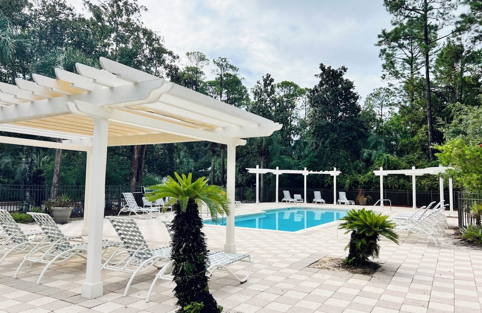 2 pools in our neighborhood...A look at the front pool
