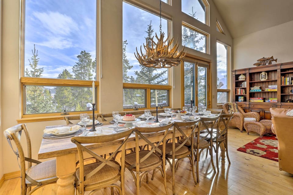 Dining Area | Dishes & Flatware Provided