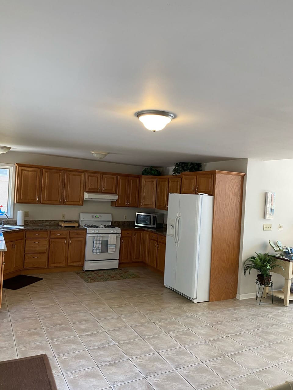 Spacious kitchen with dishwasher, microwave, coffeemaker, stove/oven, ice maker.
