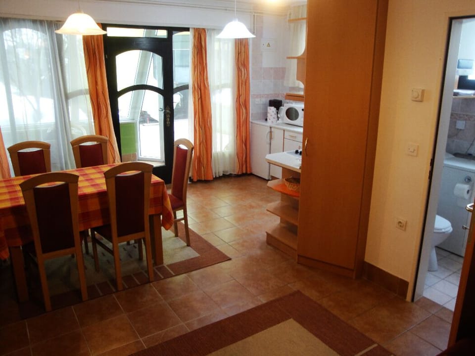Bungalow apartment Sabina kitchen and dining area, bathroom entrance