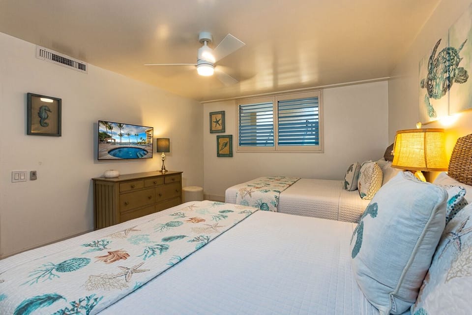 Guest bedroom, two queen beds, AC, and TV!