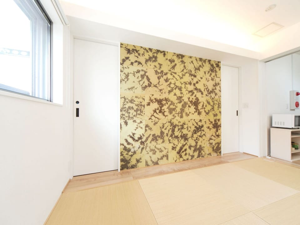 ・[Family Room 3] There is an eye-catching design on the wall