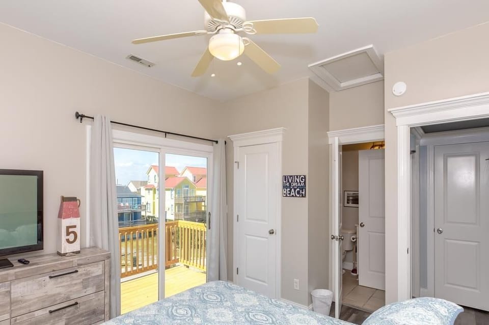 Top Floor Street-Side Queen Bedroom II