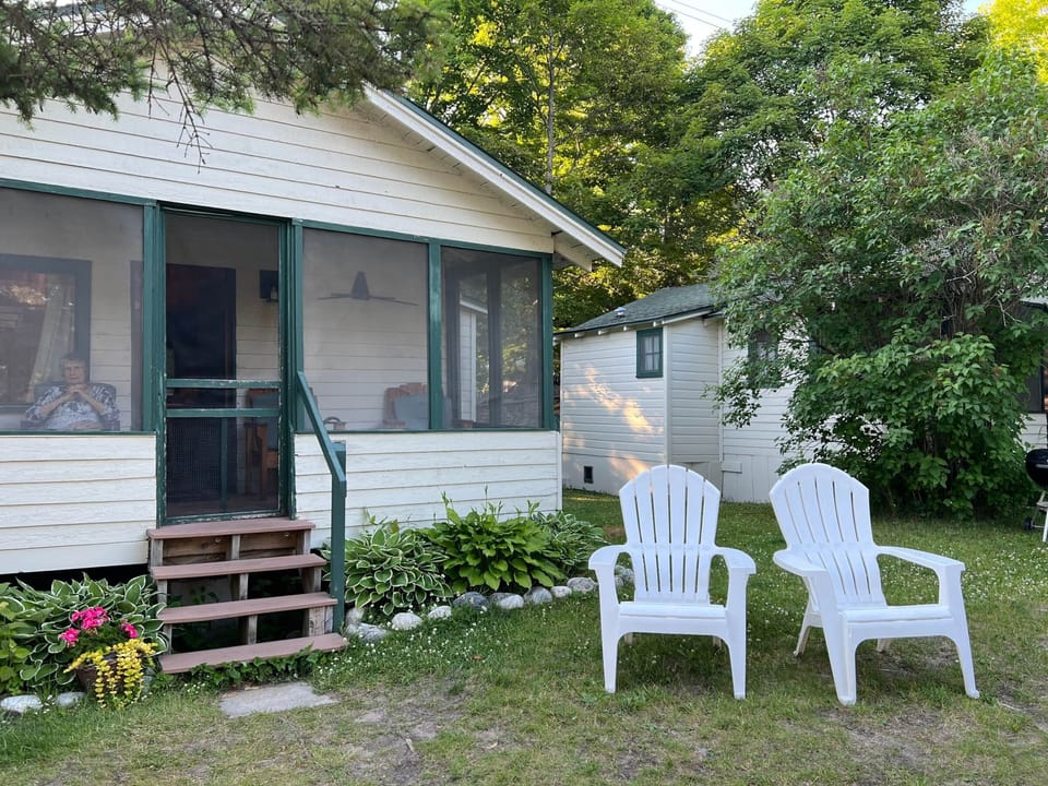Outside view on Huron Cabin