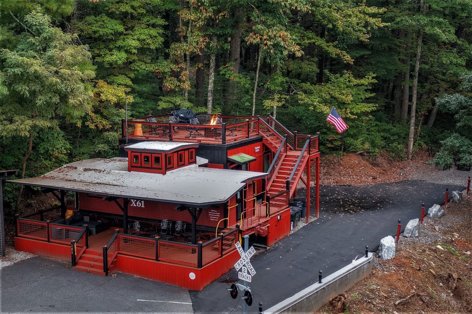 Stunning 1927 Historic RR Caboose X61 Train car with Master Suite Sleeps 4 Cottage in Saluda