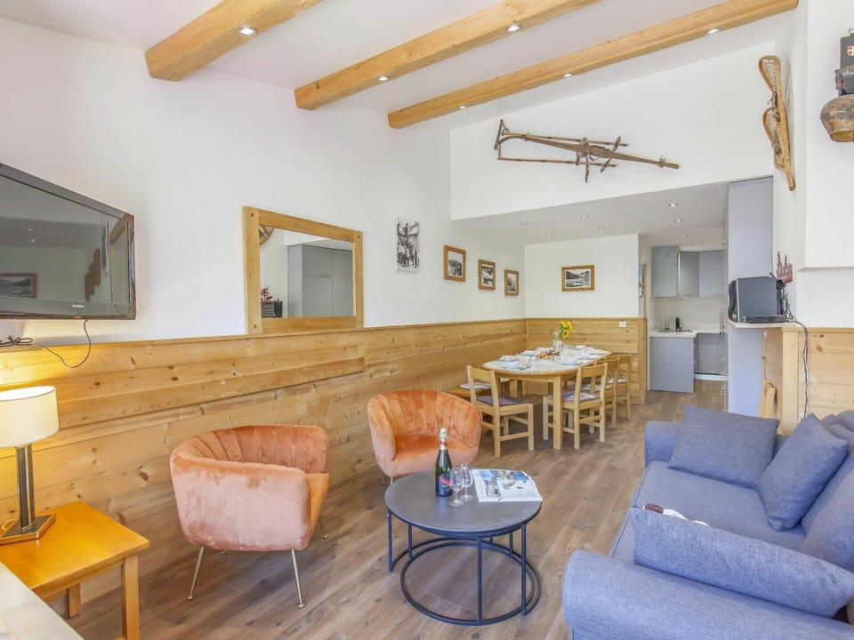 Room, Property, Furniture, Living Room, Building, Interior Design, House, Real Estate, Ceiling, Beam