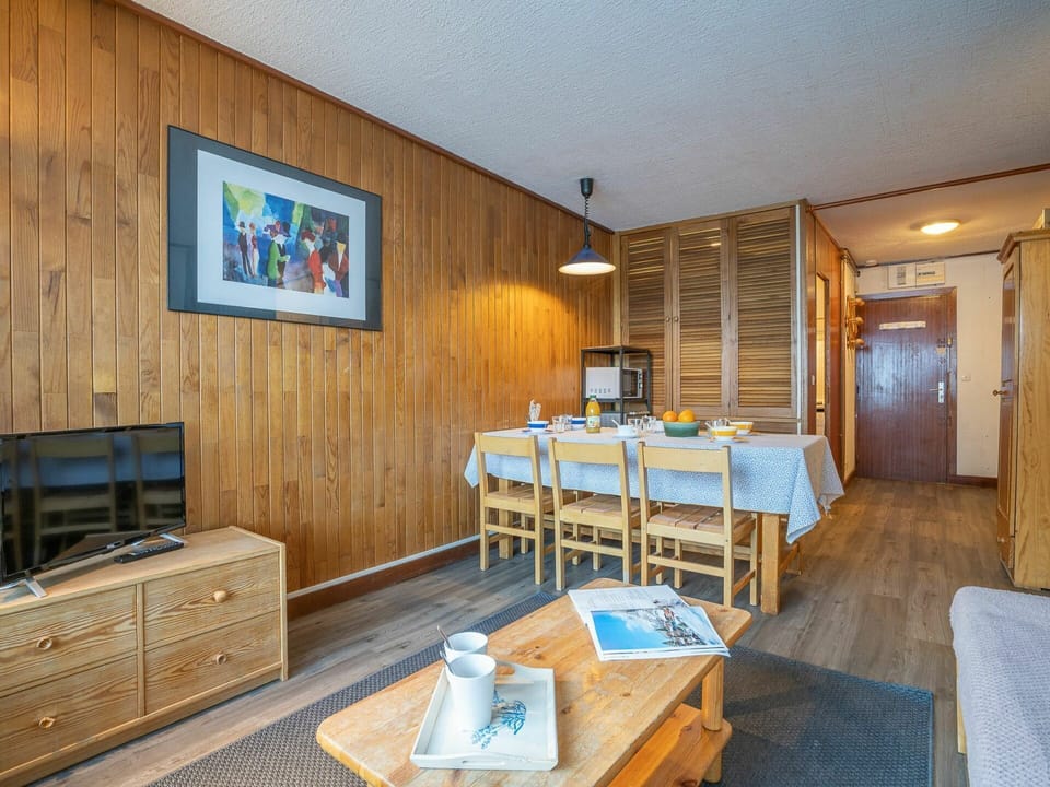 Furniture, Table, Property, Building, Wood, Cabinetry, Interior Design, Flooring, Floor, Chair