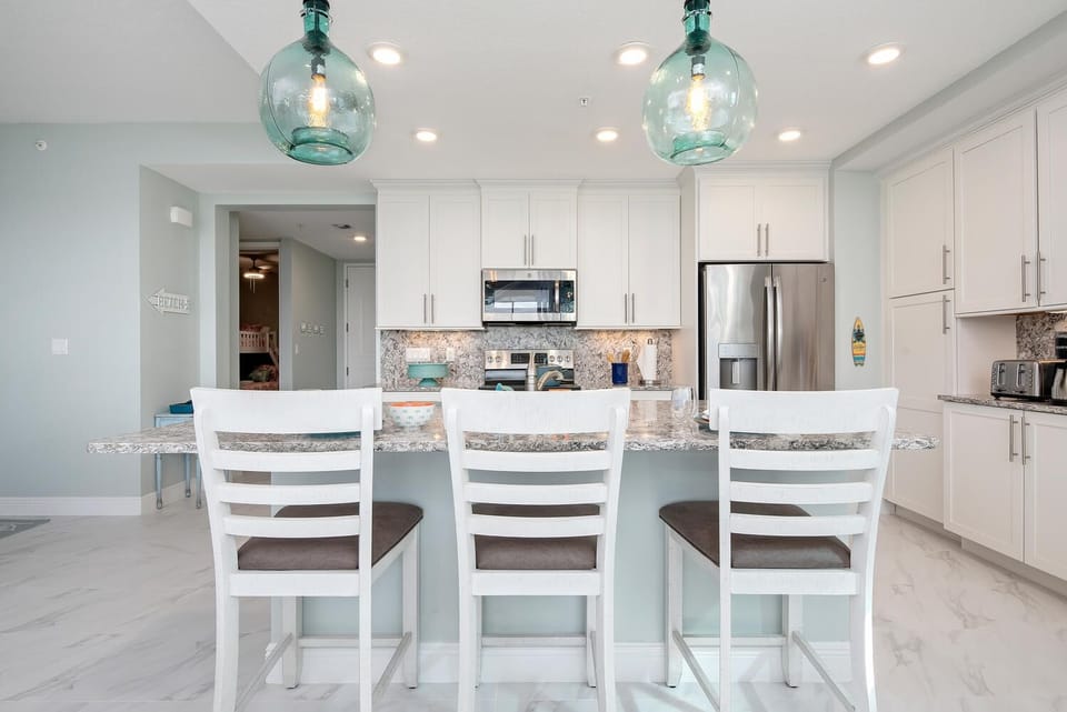 open floor plan, fully stocked kitchen