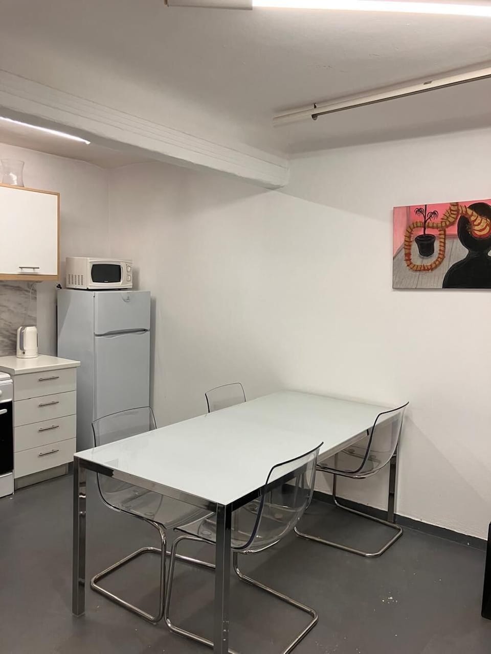 EP9B - Dining area and kitchen in the background