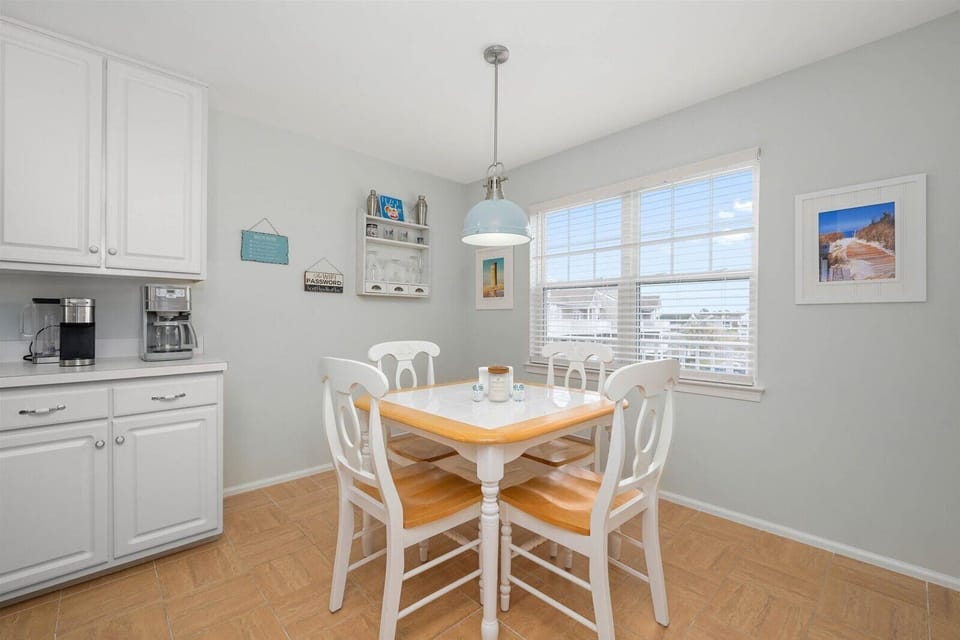 Eat-in-Kitchen