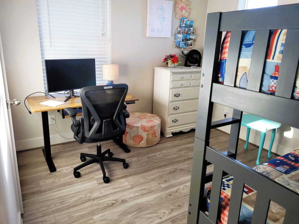 Upstairs BR 2 w full size bunks & work station, monitor.