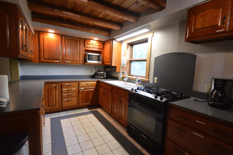 Microwave oven, toaster oven, and plentiful prep space (May 2024).