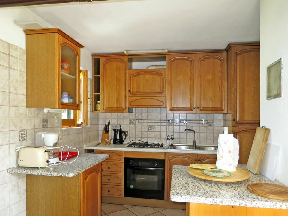 Countertop, Cabinetry, Kitchen Sink, Tap, Sink, Building, Furniture, Property, Kitchen Appliance, Kitchen