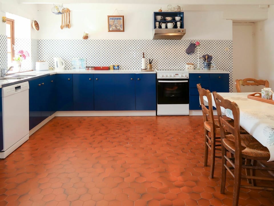 Floor, Room, Countertop, Property, Flooring, Kitchen, Furniture, Cabinetry, Tile, Hardwood