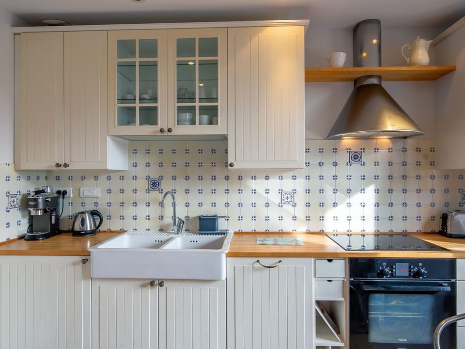 Cabinetry, Countertop, Kitchen Sink, Property, Sink, Window, Kitchen, Kitchen Stove, Home Appliance, Tap