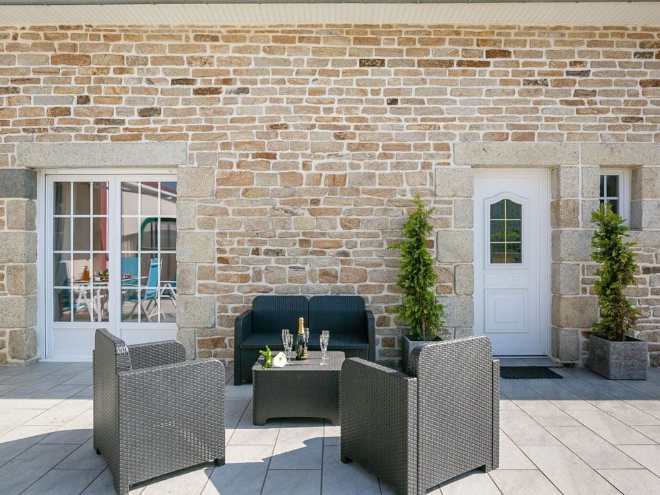 Plant, Property, Building, Furniture, Window, Road Surface, Brickwork, Brick, Interior Design, Houseplant