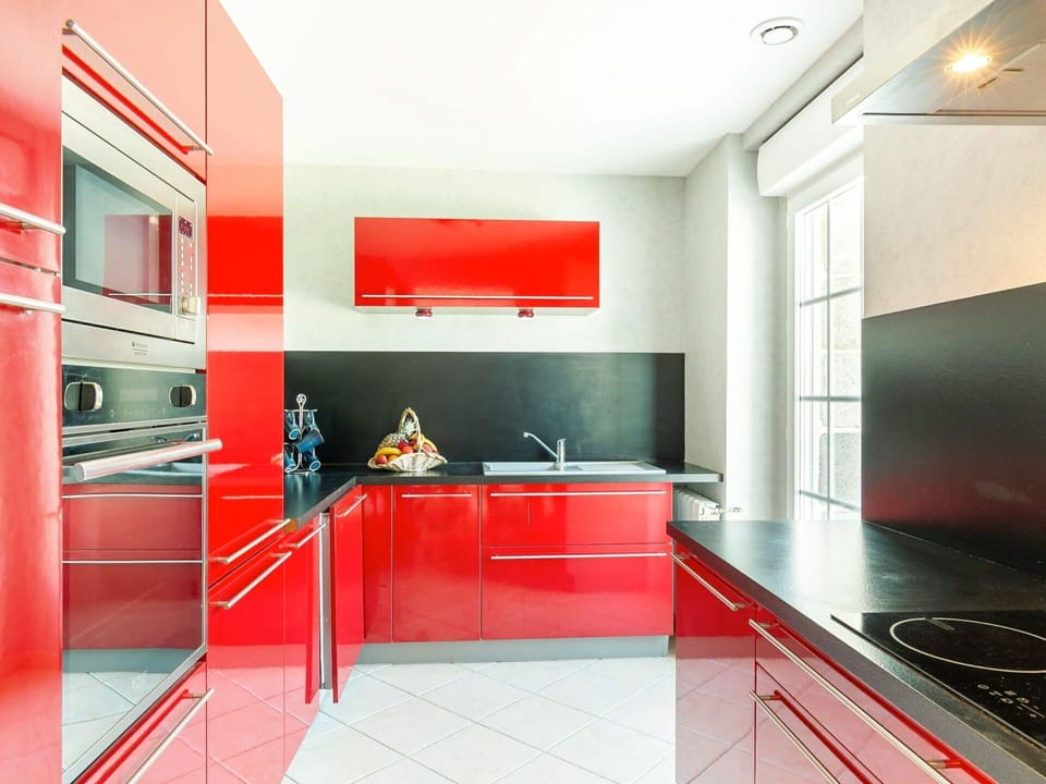 Tap, Cabinetry, Kitchen Sink, Property, Sink, Countertop, Plumbing Fixture, Kitchen, Building, Interior Design
