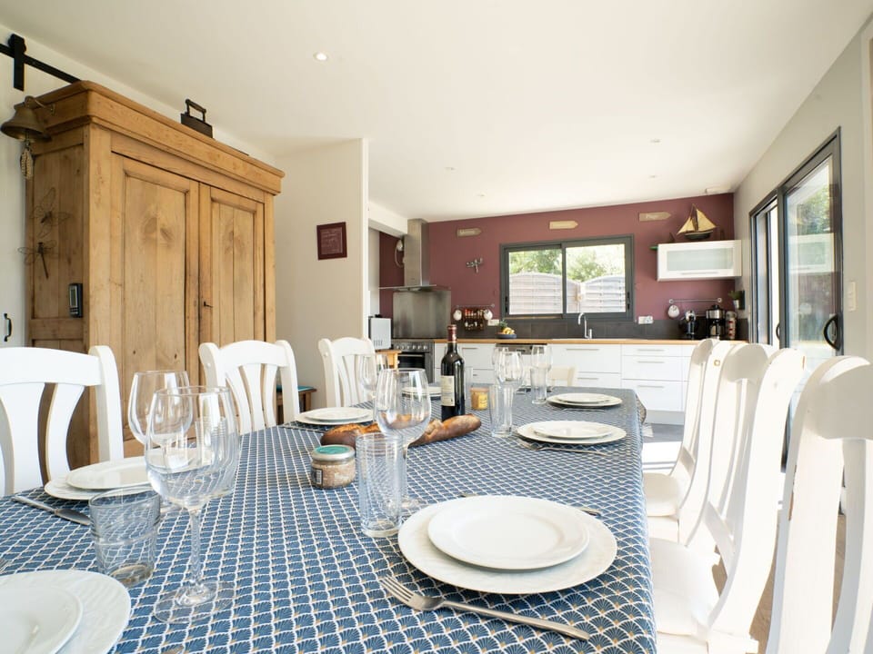 Table, Furniture, Property, Tableware, Chair, Dishware, Azure, Interior Design, Plate, Wood