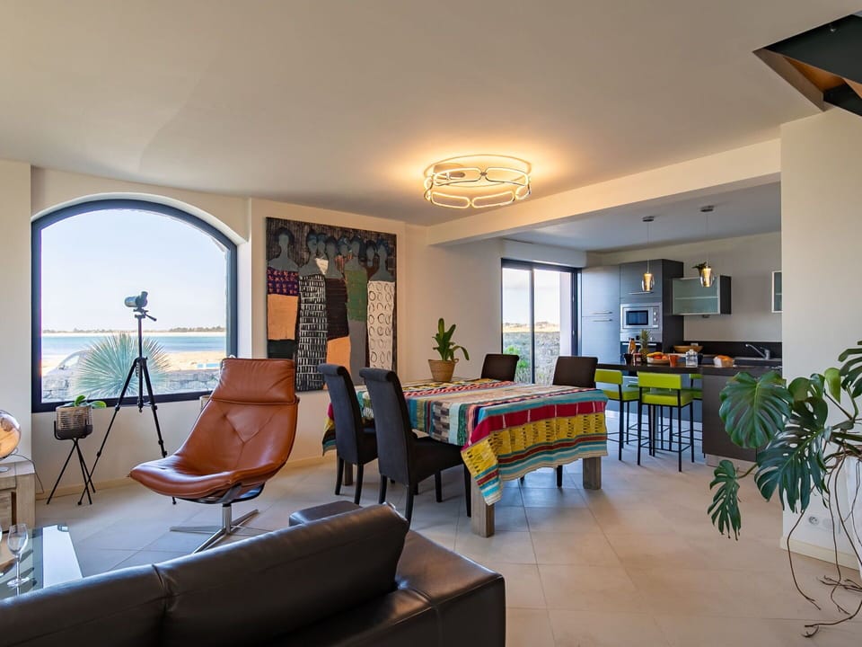 Furniture, Property, Interior Design, Picture Frame, Houseplant, Living Room, Floor, Hall, Flooring, Plant