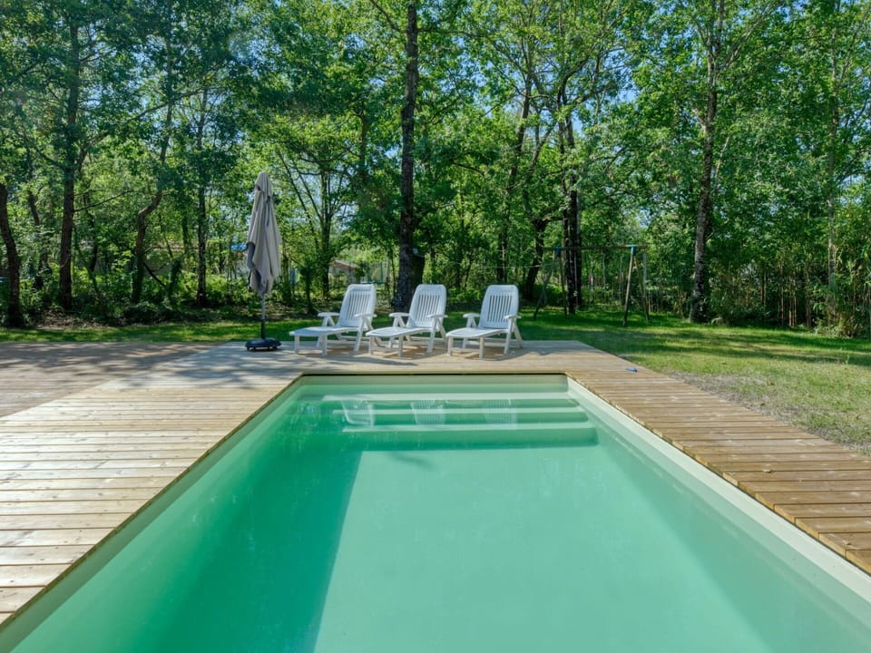 Water, Plant, Swimming Pool, Grass, Tree, Shade, Leisure, Real Estate, Composite Material, Sky