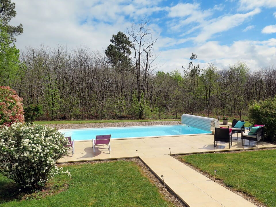 Cloud, Water, Plant, Sky, Swimming Pool, Natural Landscape, Shade, Land Lot, Tree, Leisure