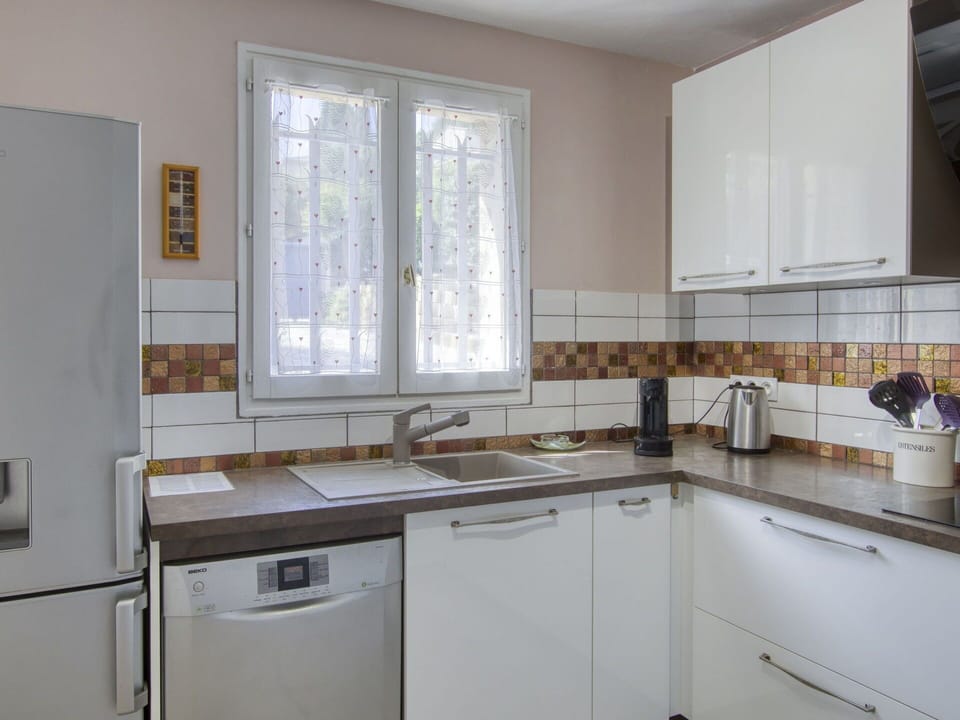 Cabinetry, Kitchen Sink, Property, Countertop, Sink, Building, Window, Kitchen Stove, Kitchen, Wood