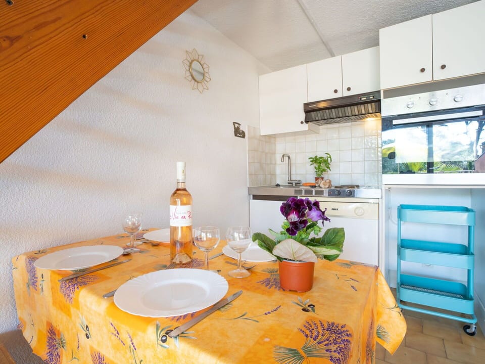 Plant, Property, Bottle, Cabinetry, Interior Design, Flower, Houseplant, Building, Real Estate, Wood