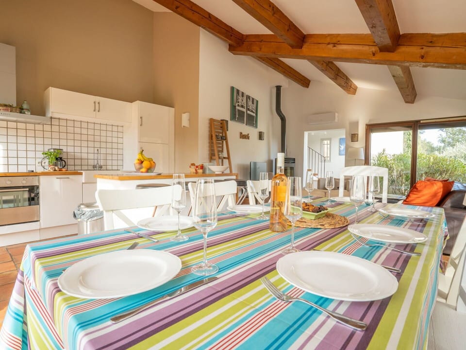 Property, Table, Tableware, Dishware, Interior Design, Lighting, Wood, Architecture, Tablecloth, Floor