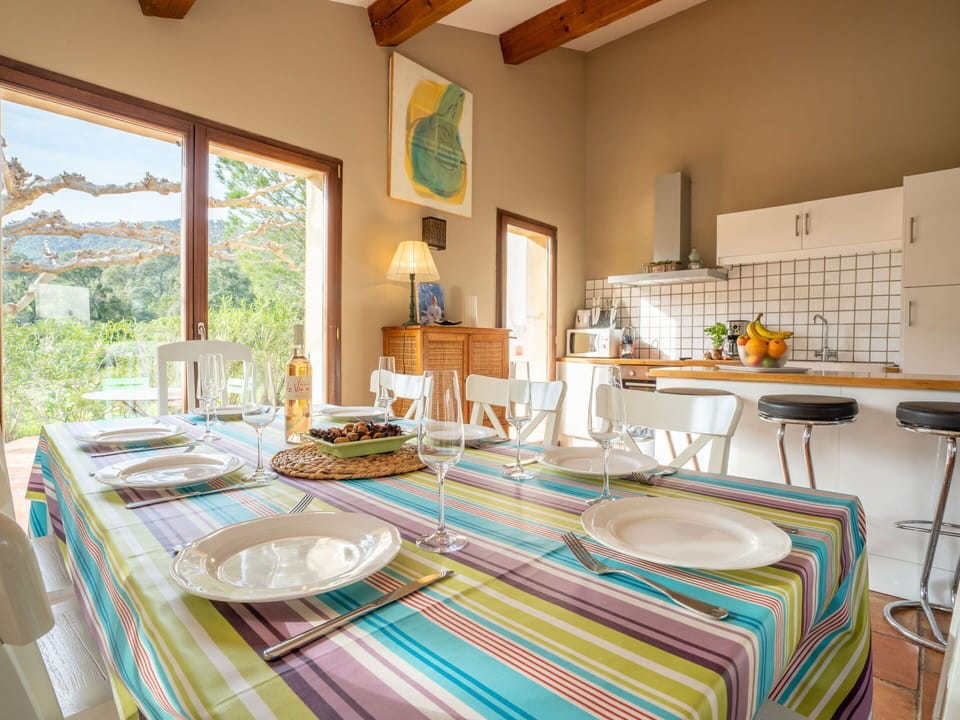 Table, Furniture, Property, Tableware, Tablecloth, Plant, Textile, Window, Decoration, Interior Design