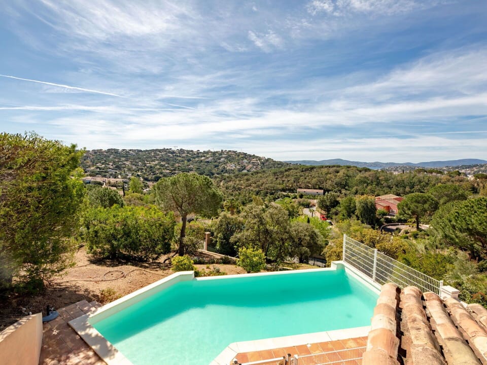 Cloud, Sky, Water, Daytime, Plant, Swimming Pool, Building, Nature, Azure, Tree