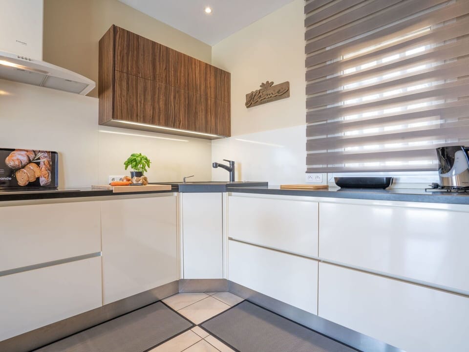 Cabinetry, Countertop, Property, Kitchen Appliance, Home Appliance, Wood, Kitchen Stove, Kitchen, Interior Design, Building