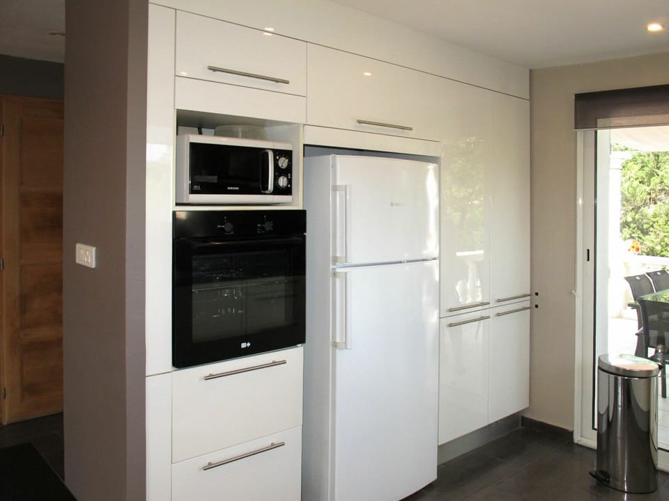 Cabinetry, Kitchen Appliance, Building, Home Appliance, Major Appliance, Gas, Refrigerator, Door, Window, House
