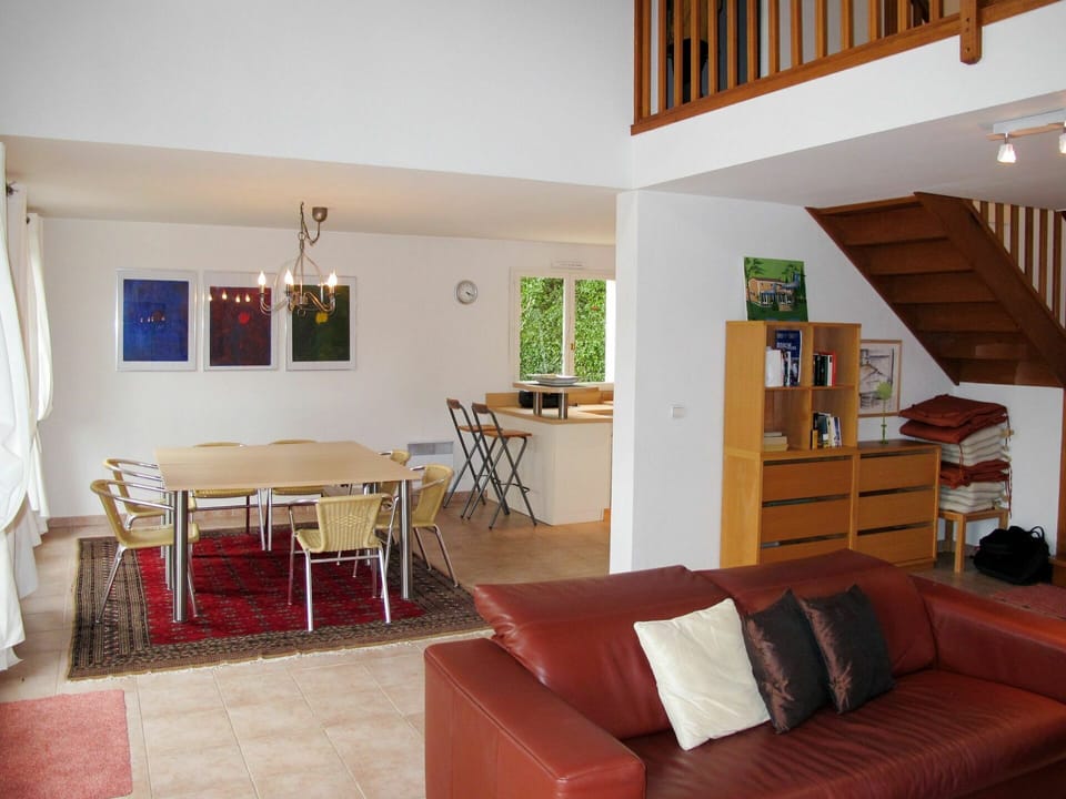 Room, Furniture, Living Room, Property, Building, Interior Design, House, Ceiling, Table, Floor