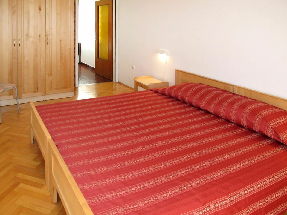 Wood, Bed Frame, Flooring, Bed, Floor, Rectangle, Wood Stain, Comfort, Hardwood