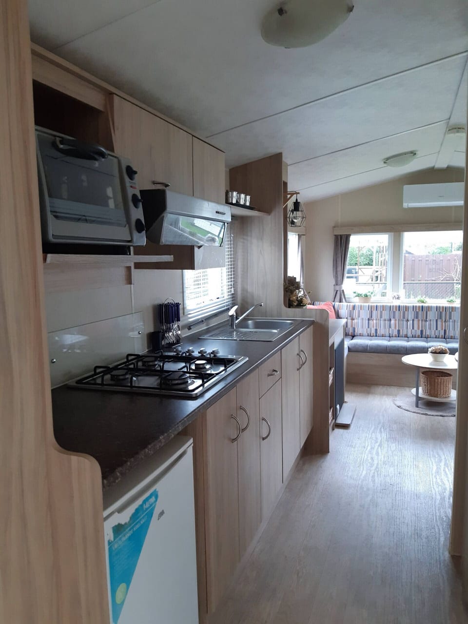 Kitchen, Coffee machine, Fridge and Cooker - EEZZ