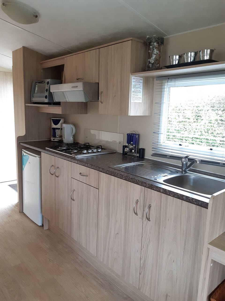Kitchen, Coffee machine, Fridge and Cooker - EEZZ