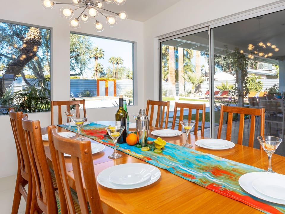 Walls of glass blur the lines between indoor-outdoor living