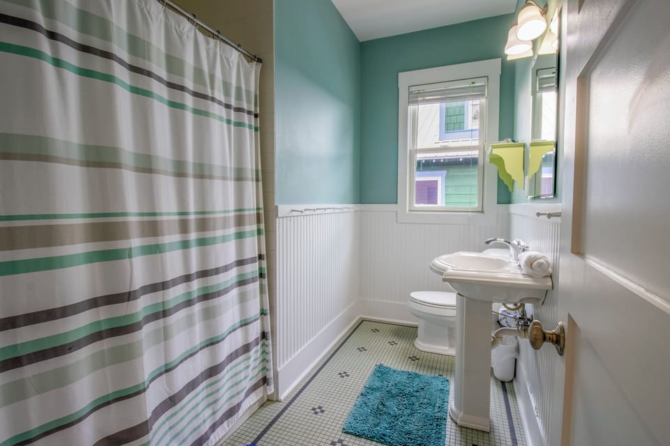 Second Level | Hall Bath